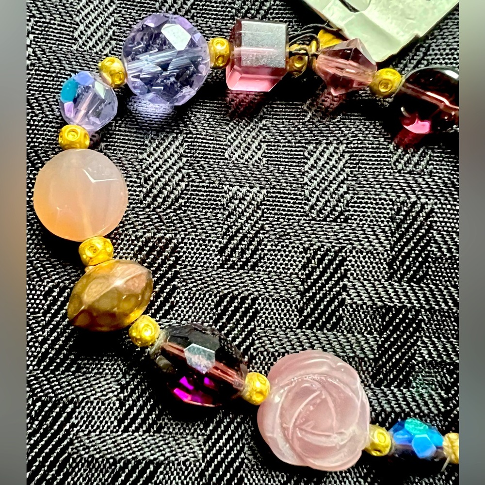 🌹Carved Purple Rose & Gold Tone w/Faceted Beads Stretch Bracelet by Cookie Lee - Picture 5 of 6